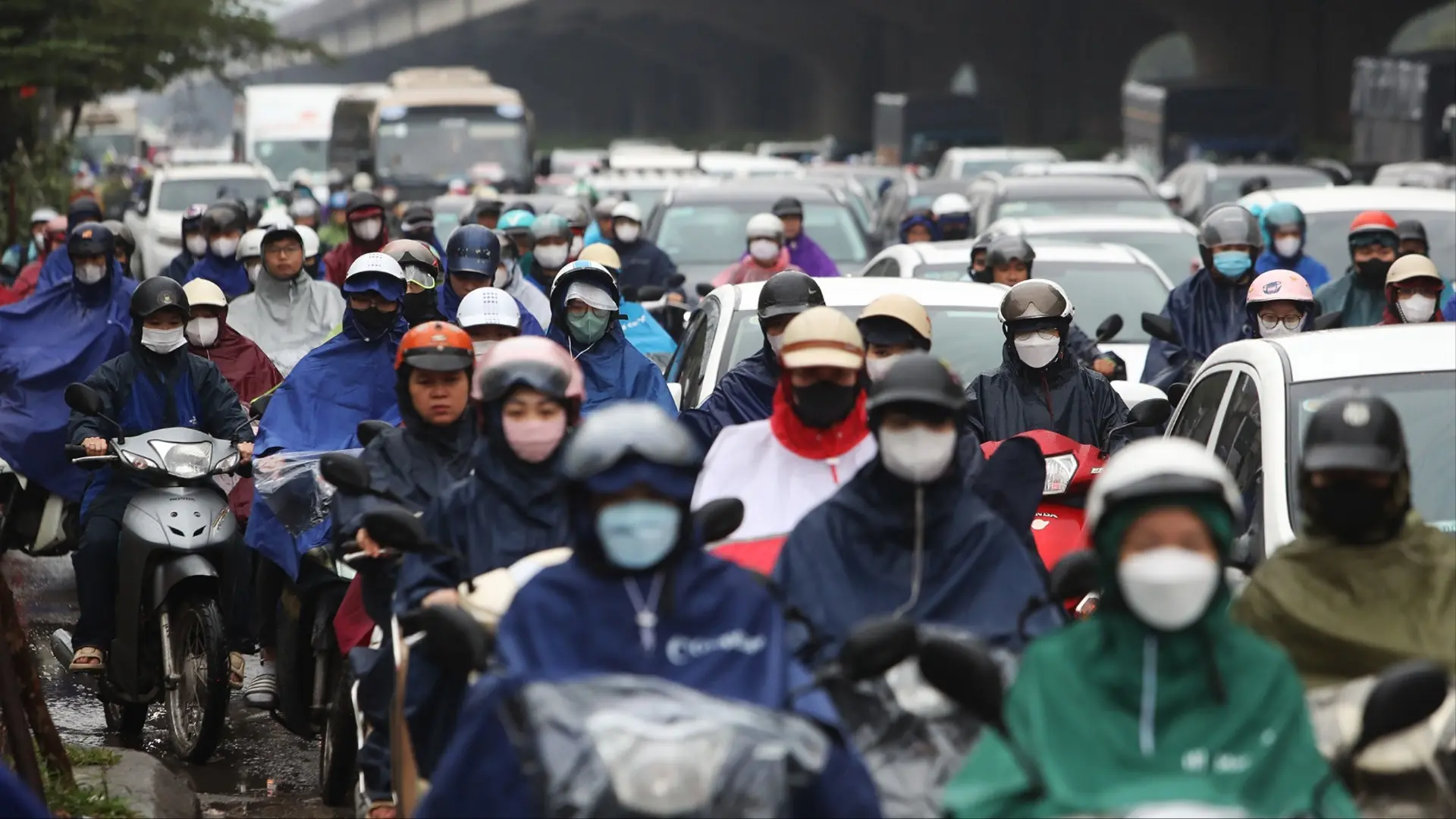 Mưa rét khiến nhiều tuyến đường ùn tắc kéo dài